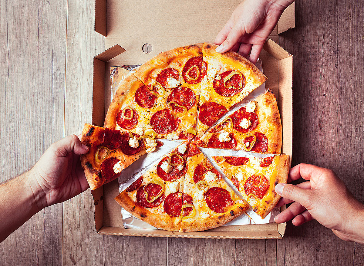 Доставка пиццы на дом тамбов. "Пицца". Вкусная пицца. Пицца пепперони. Кусок пиццы.